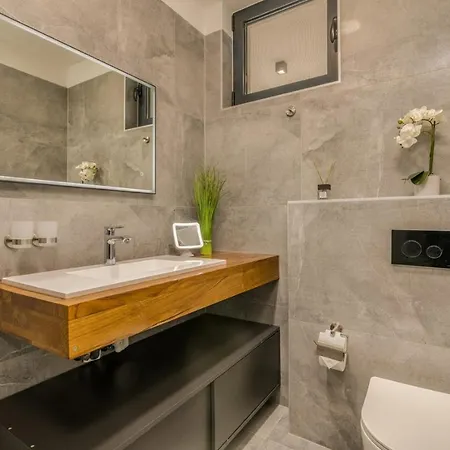 Modern Weiss With Heated Pool * Malinska
