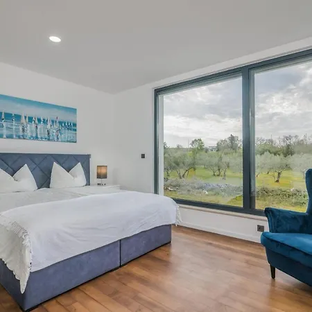 Modern Weiss With Heated Pool Villa *