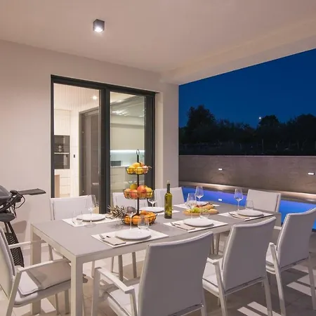 Modern Weiss With Heated Pool