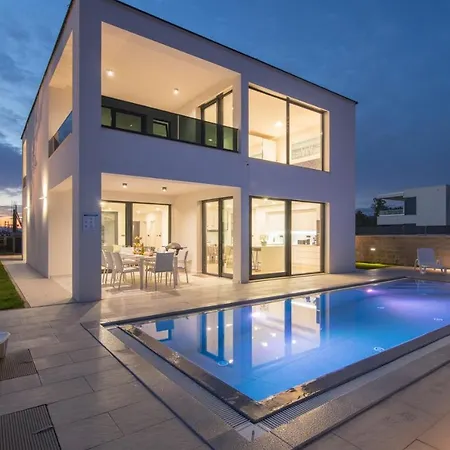 Modern Weiss With Heated Pool 别墅