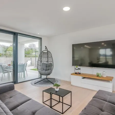 Modern Weiss With Heated Pool Villa