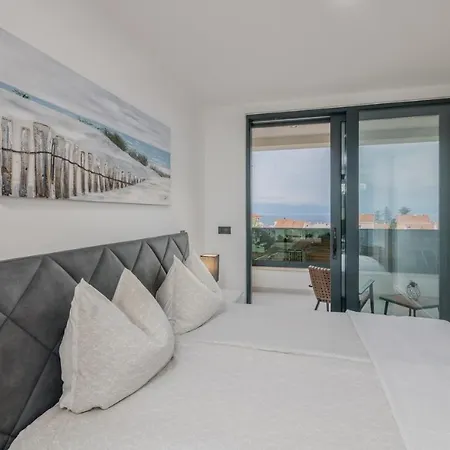Modern Weiss With Heated Pool *