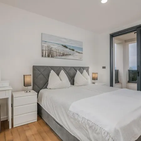 Villa Modern Weiss With Heated Pool