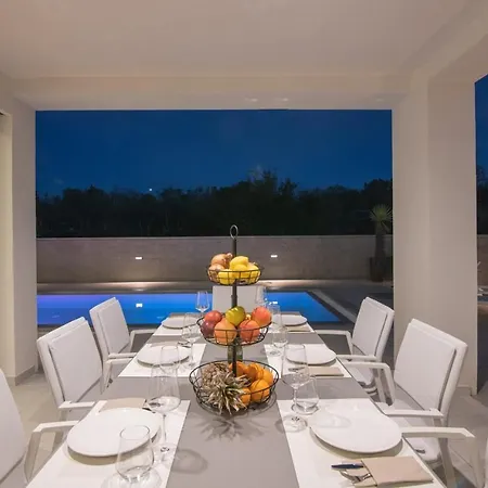 Modern Weiss With Heated Pool וילה מאלינסקה