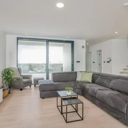 וילה Modern Weiss With Heated Pool מאלינסקה
