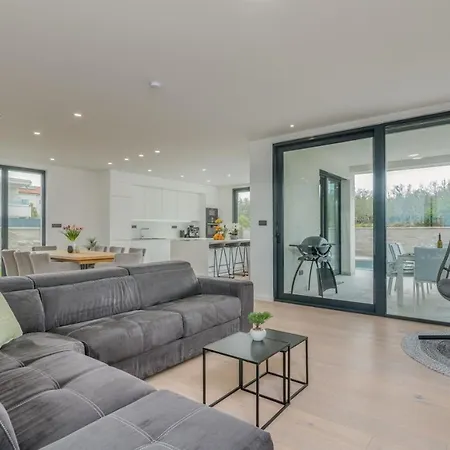 וילה Modern Weiss With Heated Pool מאלינסקה